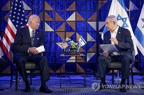 2023년 10월 18일 이스라엘에서 만난 조 바이든 미국 대통령(왼쪽)과 베냐민 네타냐후 이스라엘 총리(오른쪽) AP 연합뉴스