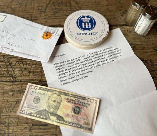 미국의 한 노인이 대학생 시절 훔친 맥주잔 값으로 보낸 50달러와 편지. 호프브로이하우스 페이스북