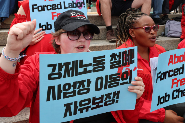 지난달 28일 오후 서울역 광장에서 열린 메이데이 집회에 참가한 이주노동자들이 강제노동 금지와 사업장 이동의 자유 보장 등을 요구하며 구호를 외치고 있다. 연합뉴스