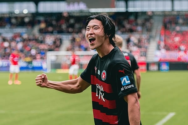 축구 국가대표팀의 공격수 조규성이 활약하고 있는 미트윌란이 21일 오전 1시(한국시간) 덴마크 파룸에 위치한 라이트 투 드림 파크에서 열린 2023/24 시즌 덴마크 수페르리가 챔피언십 라운드 9라운드에서 노르셀란과 3-3 무승부를 거뒀다. 이로 인해 미트윌란은 1경기를 앞둔 상황에서 선두 자리를 브뢴뷔 IF에 내줬다. 조규성은 이날 경고 누적으로 명단에서 제외됐다. 한편 기대를 모았던 득점왕 등극도 득점 순위 4위까지 내려 앉아 쉽지 않은 상황이 됐다. / 사진=미트윌란 공식 SNS