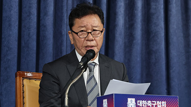 정해성 대한축구협회 전력강화위원장은 20일 “조금 더 감독 후보군을 넓힌 뒤 신중하게 감독을 선임하기로 했다”고 밝혔다. 이는 당초 전력강화 위원회가 밝힌 5월 중 새 감독 선임 계획에 어긋나는 행보이다. 이어 정 위원장은 당초 1, 2순위로 점찍은 "마치에 이어 카사스 감독의 협상이 결렬된 탓에 사실상 원점에서 재검토하기로 했고 결국, 김도훈 감독에게 6월 A매치를 부탁하게 됐다"라며 "9월 A매치까진 시간상으로 여유가 있다. 유럽도 시즌이 끝나니 지원자 풀도 넓어질 것이다. 새로운 후보군을 잘 검토해 선임하겠다"고 전했다. 또한 최근 부임설이 돌던 "세뇰 귀네슈 감독은 3순위 카드였을 뿐 협상 대상이 아니었다"고 단언했다. / 사진=뉴시스