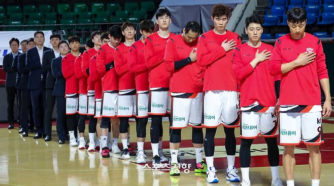 지난 2020년 2월 27일 부산 KT 선수들이 서울 잠실학생체육관에서 열린 2019-2020 현대모비스 프로농구 인천 서울 SK와의 경기에서 국민의례를 하고 있다. 연합뉴스