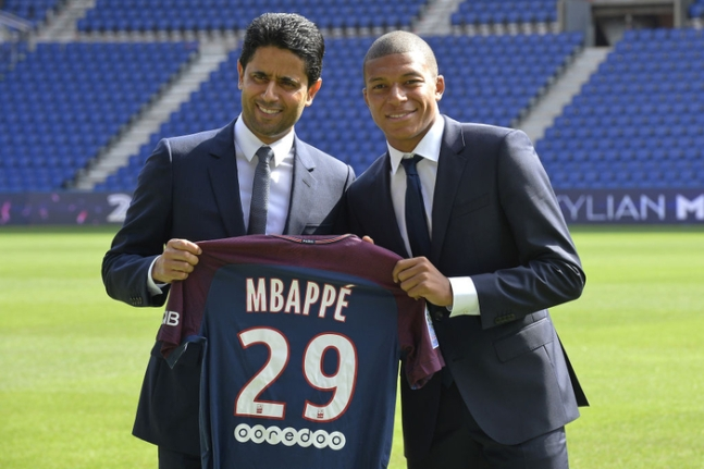 음바페가 2017년 9월 PSG와 계약한 뒤 알 켈라이피 회장과 포즈를 취하고 있다. Getty Images코리아