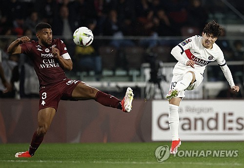 PSG 소식을 주로 전하는 프랑스 매체 파리 노 리미트는 20일 SNS을 통해 프랑스 리그1 최종전에서 1골 1도움을 올린 이강인이 팬들로부터 가장 많은 표를 받아 MVP로 선정됐다고 발표했다. 이강인은 20일 FC메츠와의 리그1 최종 라운드에서 선발로 나와 전반전에 1골 1도움을 올려 2 대 0 승리를 이끌면서 수훈 선수로 지목됐다. 이날 공격포인트 2개를 올리면서 이강인은 올시즌 리그 성적을 23경기 3골 4도움으로 마무리했다. 연합뉴스