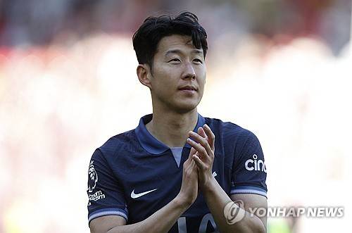 토트넘 홋스퍼 주장 손흥민은 지난 20일 영국 셰필드에 위치한 브라몰 레인에서 열린 셰필드 유나이티드와의 잉글리시 프리미어리그 최종 38라운드에서 선발로 나와 도움 1개를 올리며 팀의 3 대 0 완승에 일조했다. 경기가 끝나고 일부 팬들이 손흥민의 오른손 검지가 여전히 부어 있고 굽혀지지 않고 있다고 주장해 눈길을 끌었다. 손흥민은 지난 2월 2023 AFC 카타르 아시안컵 도중 손가락이 탈구되는 부상을 입어 붕대를 감은 채로 경기를 뛰었는데 붕대를 푼 지 상당한 시간이 흘렀지만 손가락 상태가 이전과 달라 아직 완치되지 않을 가능성이 우려됐다. 연합뉴스