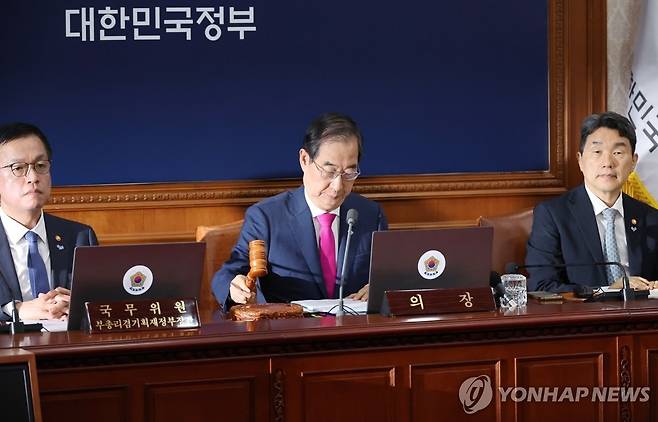 의사봉 두드리는 한덕수 총리 (서울=연합뉴스) 최재구 기자 = 한덕수 국무총리가 21일 서울 종로구 정부서울청사에서 열린 국무회의에서 의사봉을 두드리고 있다. 2024.5.21 jjaeck9@yna.co.kr