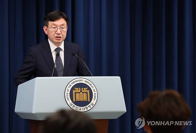 해외 직구 관련 브리핑하는 성태윤 정책실장 (서울=연합뉴스) 진성철 기자 = 성태윤 대통령실 정책실장이 20일 서울 용산 대통령실 청사에서 해외 직접구매(직구) 논란과 관련해 브리핑하고 있다. 2024.5.20 zjin@yna.co.kr