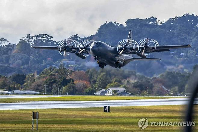 누벨칼레도니로 향하는 뉴질랜드 항공기 (오클랜드 AP=연합뉴스) 21일(현지시간) 뉴질랜드 공군기지에서 C-130 수송기가 누벨칼레도니로 가기 위해 이륙하고 있다. 2024.5.21. photo@yna.co.kr