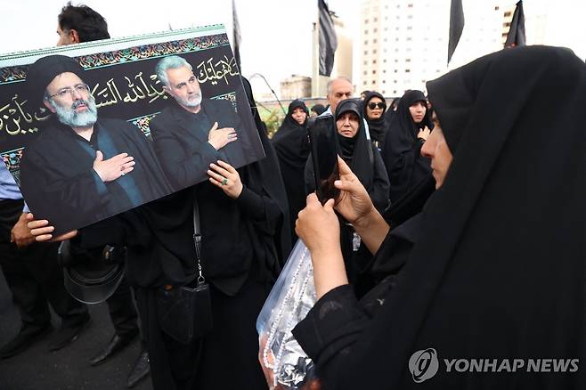 20일(현지시간) 이란 수도 테헤란 광장에 모여 라이시 대통령 추모하는 시민들 [AFP=연합뉴스 자료사진. 재판매 및 DB 금지]