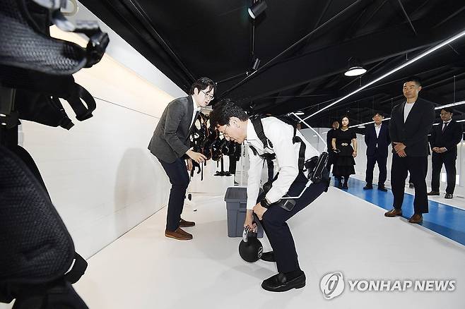 재활 보행보조로봇 착용 체험하는 김윤상 차관 (서울=연합뉴스) 김윤상 기획재정부 차관이 21일 오후 대전시 대덕구 엔젤로보틱스 대전 연구소를 방문, 재활 보행보조로봇 착용 체험을 하고 있다. 2024.5.21 [기획재정부 제공. 재판매 및 DB 금지] photo@yna.co.kr