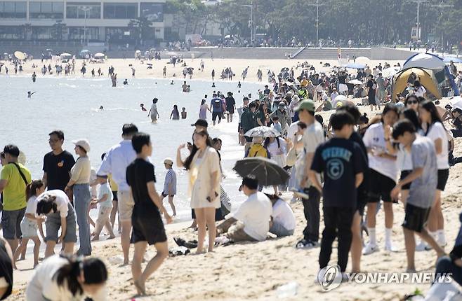 여름 찾아온 해운대 (부산=연합뉴스) 손형주 기자 = 맑은 초여름 날씨를 보인 19일 오후 부산 해운대구 해운대해수욕장을 찾은 시민들이 더위를 식히고 있다. 2024.5.19 handbrother@yna.co.kr