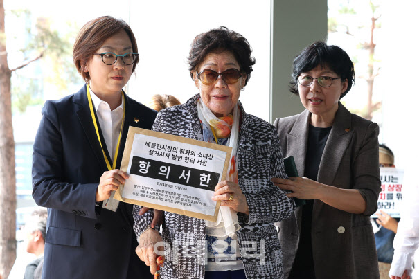 일본군 위안부 피해자 이용수 할머니와 이나영 정의기억연대 이사장이 22일 오후 서울 중구 주한독일대사관 앞에서 항의 서한을 전달하기 위해 이동하고 있다.(사진=뉴스1)