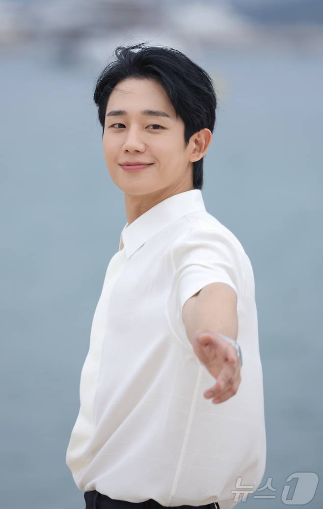 제77회 칸 국제영화제(Cannes Film Festival 2024) 미드나잇 스크리닝 부문 공식 초청을 받은 영화 ‘베테랑2’의 주연배우 정해인이 20일(현지시간) 영화제가 열리고 있는 프랑스 남부 소도시 칸 '팔레 데 페스티벌(Palais dès Festivals)' 한국 영화진흥위원회 부스가 마련된 크루아제트 해변에서 인터뷰 촬영을 하고 있다. 2024.5.21/뉴스1 ⓒ News1 이준성 기자