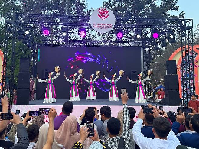 부여충남국악단이 우즈베키스탄 나망간주 국제 꽃축제에서 공연을 선보이고 있다. (부여군 제공)/뉴스1