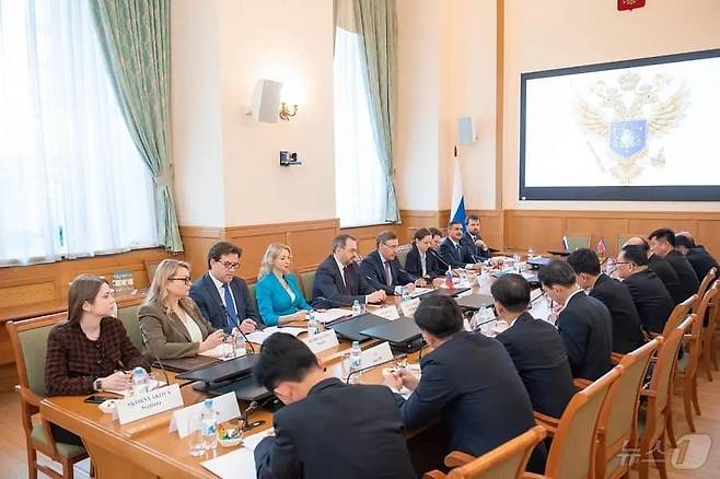 북한 국가과학기술위원회 대표단이 지난 21일 러시아 모스크바에서 열린 조로(북러) 정부 간 무역경제 및 과학기술협조위원회 과학기술분과위원회 제8차 회의를 마치고 귀국했다. (출처=주북 러시아 대사관 홈페이지) 2024.5.22./뉴스1