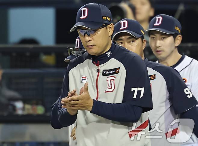 22일 오후 서울 송파구 잠실야구장에서 열린 프로야구 '2024 신한 SOL 뱅크 KBO리그' SSG 랜더스와 두산 베어스의 경기, 두산 이승엽 감독이 3대1 승리를 거두고 선수들을 격려하고 있다. 2024.5.22/뉴스1 ⓒ News1 김도우 기자