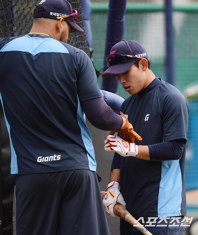 함께 타격 훈련 중인 레이예스와 황성빈의 다정한 모습