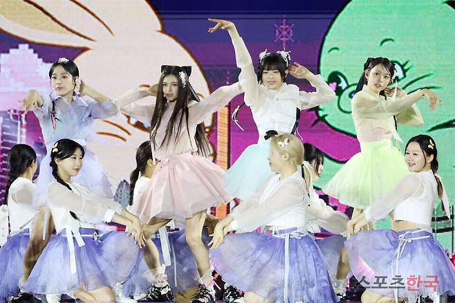 '코리아 온 스테이지' 무대에 오른 그룹 뉴진스. ⓒ이혜영 기자 lhy@hankooki.com
