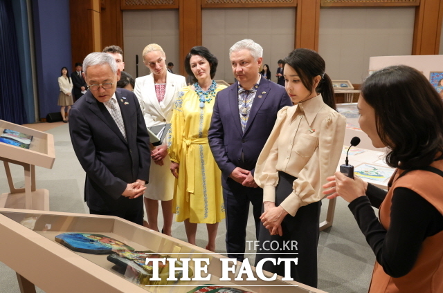 윤석열 대통령 부인 김건희 여사가 21일 청와대 춘추관에서 열린 '희망을 그리는 아이들: 우크라이나 아동 그림전'을 찾아 드미트로 포노마렌코 주한우크라이나 대사, 유인촌 문화체육관광부 장관 등과 함께 우크라이나 어린이 60명이 참여한 프로젝트에 대한 설명을 듣고 있다. 김 여사의 외부 단독 일정은 196일 만이다. /대통령실 제공