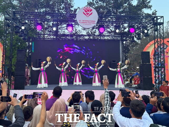 우즈베키스탄 나망간주 제63회 국제꽃축제에 초청받은 부여군충남국악단이 현지시각 20일과 21일 오후 7시 축제장 무대에서 공연을 펼치고 있다. /부여군