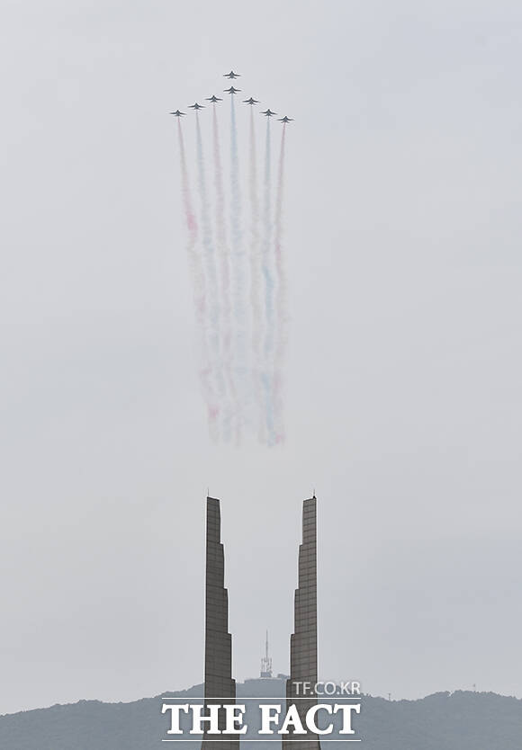 천안 K-컬처 박람회가 22일 오후 충남 천안 독립기념관에서 열린 가운데, 공군 특수비행팀 '블랙이글스'가 축하 비행을 선보이고 있다. /천안=박헌우 기자
