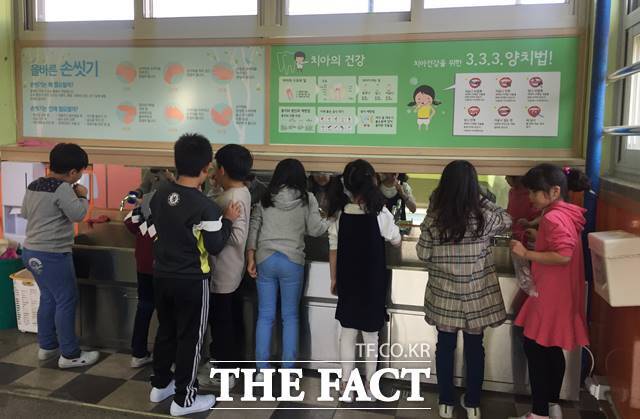서울 성동구(구청장 정원오)가 학교 양치시설 설치를 선도적으로 추진한 결과 구강관리 지표가 크게 개선된 것으로 확인됐다. /성동구
