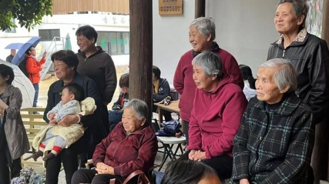 중국 윈난성의 한 도시에서 노인들이 공연을 즐기고 있다. (사진 출처= 김현정 특파원)