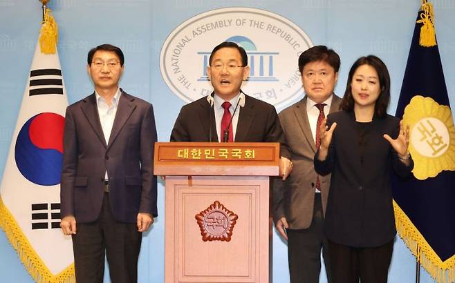 주호영 국회 연금개혁특별위원장(가운데)과 유경준 국민의힘(오른쪽), 김성주 더불어민주당(왼쪽) 여야 간사가 지난 7일 오후 국회 소통관에서 연금개혁특별위원회 종료와 관련해 입장을 밝히고 있다. [이미지출처=연합뉴스]