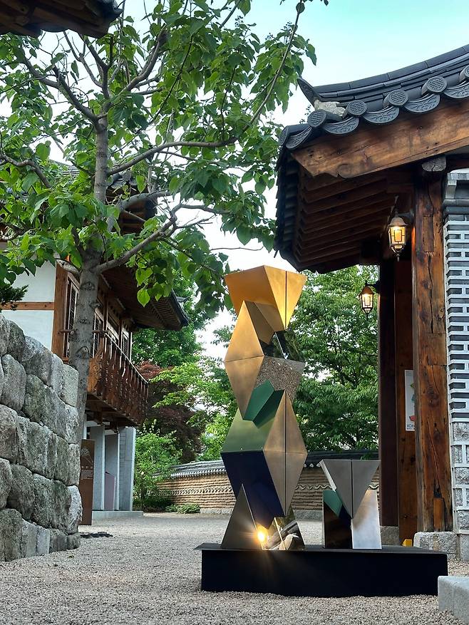 서울 부암동 한옥 문화공간 무계원에서 열리는 '당신의 쓸모를 굳이 묻지 않겠습니다' 전시 전경. /팀서화