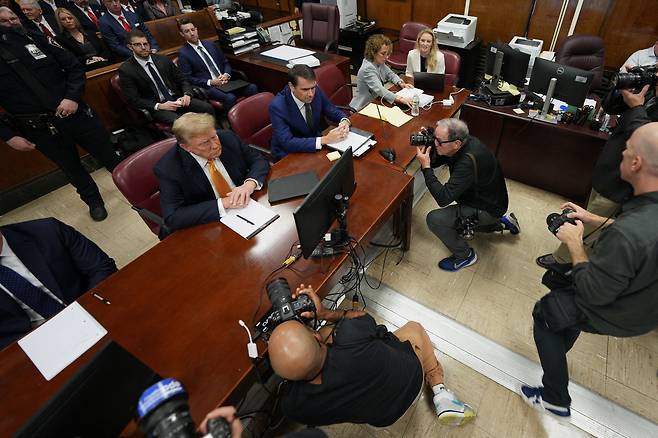 21일 미국 뉴욕 맨해튼 형사법원에서 열린 재판에 앞서 기자들이 도널드 트럼프 전 대통령을 촬영하고 있다./로이터 연합뉴스