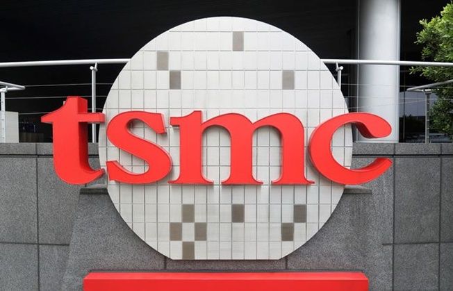 대만 신주과학단지에 있는 세계 최대 파운드리 업체인 TSMC 본사 건물에 붙은 회사 로고. ⓒ AP/뉴시스