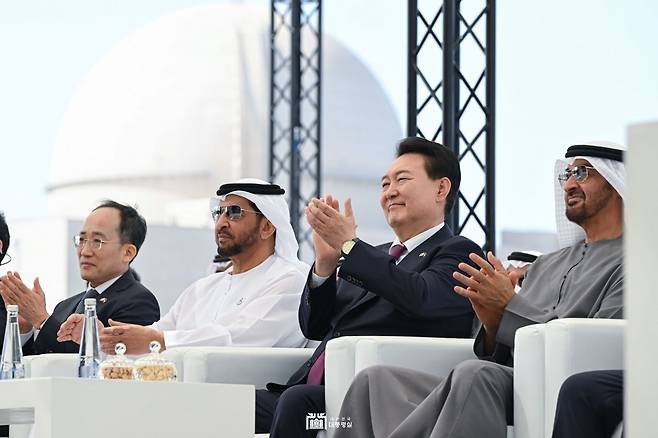 윤석열 대통령과 모하메드 빈 자이드 알 나흐얀 아랍에미리트(UAE) 대통령이 UAE 아부다비 알다프라 바라카 원자력 발전소에서 열린 3호기 가동 기념 행사에서 손뼉 치고 있다. (대통령실 홈페이지) 2023.1.16/뉴스1