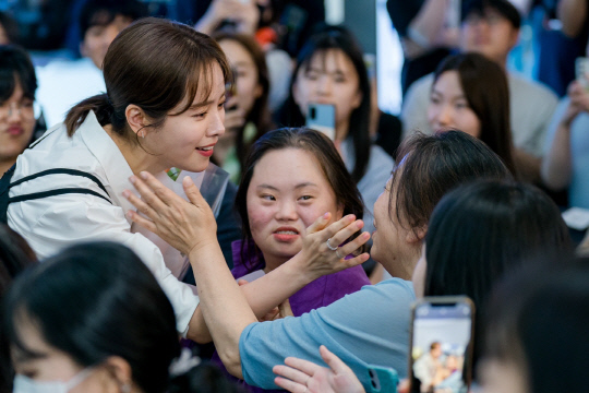 필모톡 2번째 주자 배우 한지민이 그녀의 대표작과 비하인드 스토리 등에 대해 관객들과 소통하고 있다. SK브로드밴드 제공