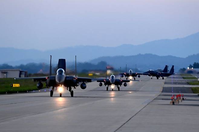 공군은 지난 17일부터 청주기지에서 공중전투사령부 주관으로 '2024년 전반기 소링 이글(Soaring Eagle)' 훈련을 하고 있다고 22일 밝혔다. F-15K 편대가 야간 출격을 위해 지상에서 이동하고 있다. 사진=공군 제공