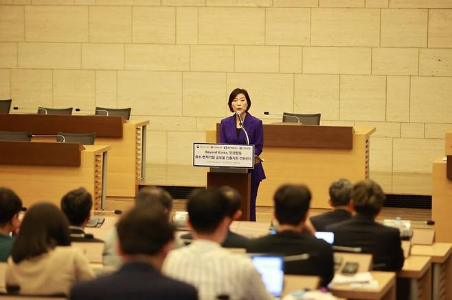 오영주 중소벤처기업부 장관이 22일 서울 중구 대한상공회의소에서 열린 '민관합동 중소·벤처기업 글로벌 진출지원 컨퍼런스'에서 개회사를 하고 있다. 중기부 제공