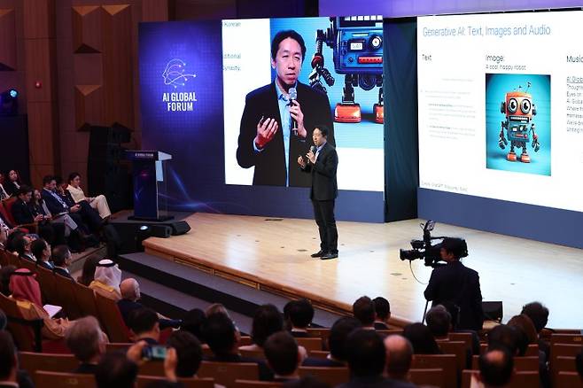 세계적 인공지능(AI) 석학인 앤드류 응 미국 스탠퍼드대 교수가 22일 서울 성북구 한국과학기술연구원에서 열린 'AI 글로벌 포럼'에 참석해 기조연설을 하고 있다. 뉴시스