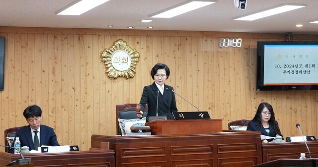 김보미 강진군의회 의장이 의회 본회의 의사일정을 진행하고 있다. 군의회 누리집 갈무리