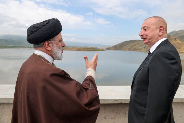 에브라힘 라이시 이란 대통령(오른쪽)이 2024년 5월19일 일함 알리예프 아제르바이잔 대통령과 양국이 합작해 건설한 키즈칼라시 댐 위에서 대화를 나누고 있다. REUTERS 연합뉴스