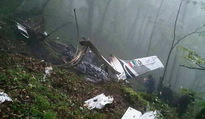 에브라힘 라이시 이란 대통령 일행이 탑승했던 추락한 헬리콥터 잔해를 5월20일 이란 구조대가 발견했다. 이란 국영 텔레비전(IRIB) 영상 갈무리. EPA 연합뉴스