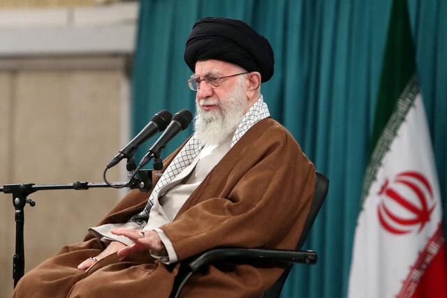 이란 최고지도자 아야톨라 하메네이가 2024년 5월19일 수도 테헤란에서 열린 혁명수비대 가족 행사에서 연설을 하고 있다. REUTERS 연합뉴스