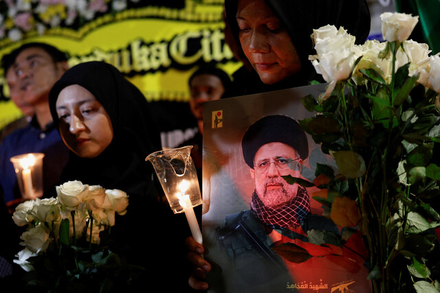 2024년 5월20일 인도네시아 자카르타 주재 이란 대사관 앞에서 열린 추모 집회에서 한 여성이 전날 헬리콥터 추락 사고로 숨진 에브라힘 라이시 이란 대통령의 사진을 들고 있다. REUTERS 연합뉴스