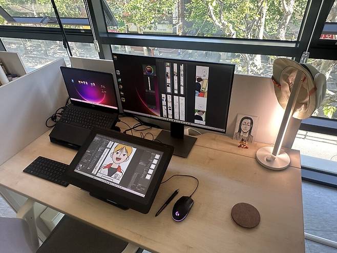 이명재 작가가 작업하는 책상 위 모니터와 태블릿 사진. 이명재 제공
