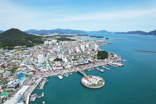 녹동항은 해상교통의 요지이자 해산물이 풍부해 항상 활기가 넘친다. 항구 앞에 녹동바다정원이 조성돼 있다.
