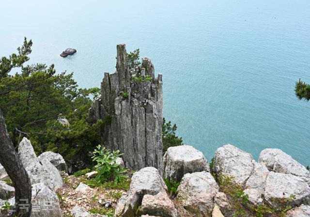 금강죽봉의 송곳바위. 몰래 들어와 이곳에서 인증사진을 찍는 사람들이 있는데, 위험천만한 행위다.