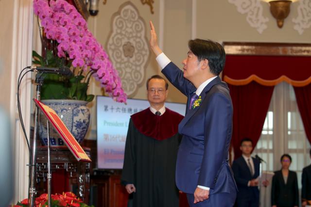 라이칭더(왼쪽 두 번째) 대만 신임 총통이 20일 타이베이에서 총통 취임 선서를 하고 있다. 타이베이=AP 뉴시스