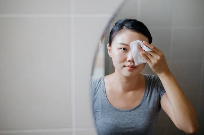 화장품법의 적용을 받는 물티슈더라도 방부제 성분이 일반 화장품보다 많이 들어가기 때문에 피부 트러블을 일으킬 가능성이 크다./사진=게티이미지뱅크