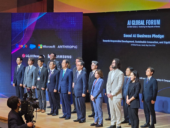 22일 오전 서울 성북구 한국과학기술연구원(KIST)에서 열린 'AI 글로벌 포럼'(AI Global Forum) 개회식에서 한덕수 국무총리(앞열 왼쪽 다섯 번째), 이종호 과기정통부 장관(앞열 왼쪽 네 번째) 등 주요 기업 관계자들이 기념사진을 촬영하고 있다. [사진=안세준 기자]