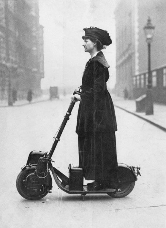 1916년 영국 런던에서 여권 운동가로 알려진 한 여성이 오토페드를 타고 일하러 가는 모습. [사진 위키백과]