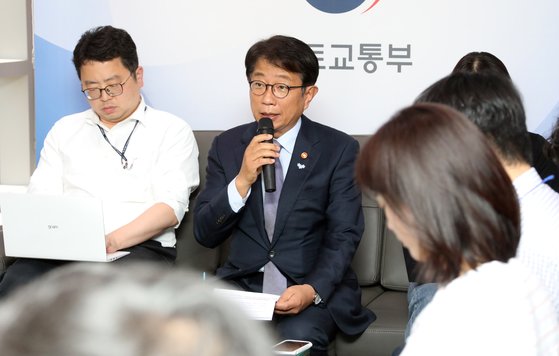박상우 국토교통부 장관이 13일 오후 정부세종청사에서 출입 기자들과 '전세 사기' 관련 차담회를 열고 있다. 연합뉴스