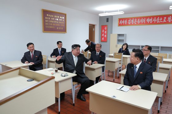 김정은 국무위원장이 21일 노동당 중앙간부학교 강의실을 시잘하는 모습. 노동신문, 뉴스1